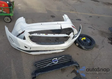 2017 Volvo Xc60 T5 z USA, uszkodzony, nr VIN YV440MDJ9H2076163